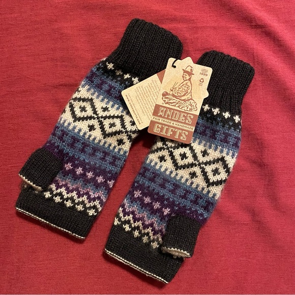 Andes Gifts Accessories - NWT✨ Andes Gifts handmade knitted fingerless gloves fair isle pattern